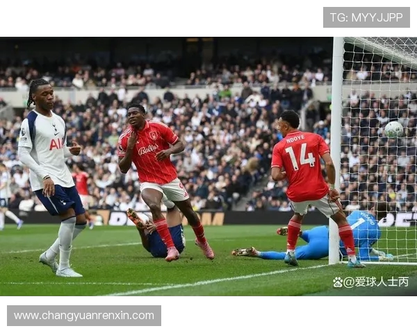 巴萨与热刺全场精彩对决回顾球迷热情高涨的比赛瞬间分析